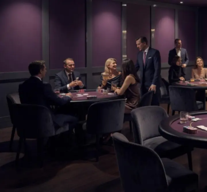 Prémium lounge terem elegáns pókerasztalokkal és hangulatos megvilágítással